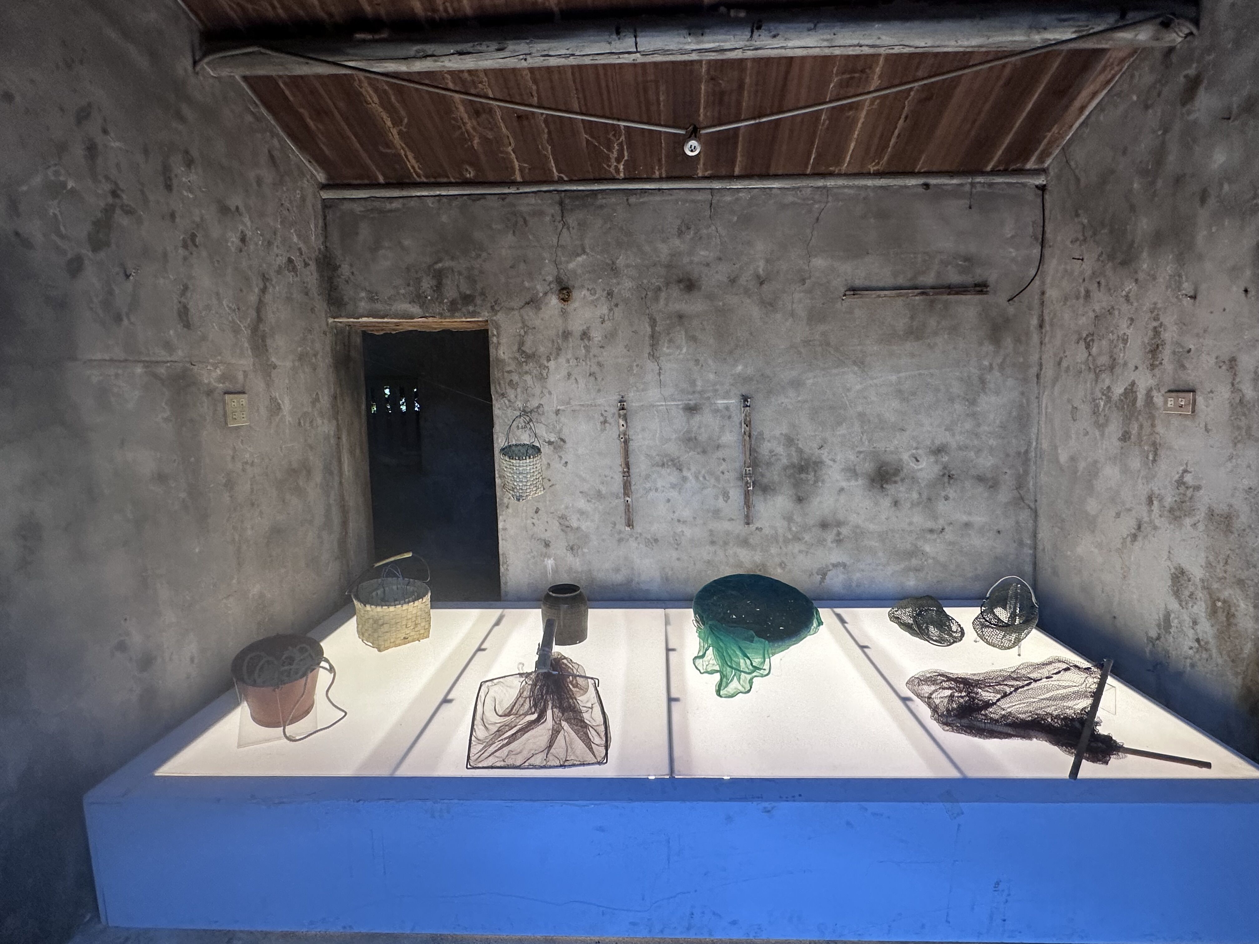 2025年「小赤大地－大風吹生活節」展場剪影--利用小赤村的閒置空間，展示村民的生活用具，而展現小赤村就算不靠海，卻有著傳統漁業的軌跡。