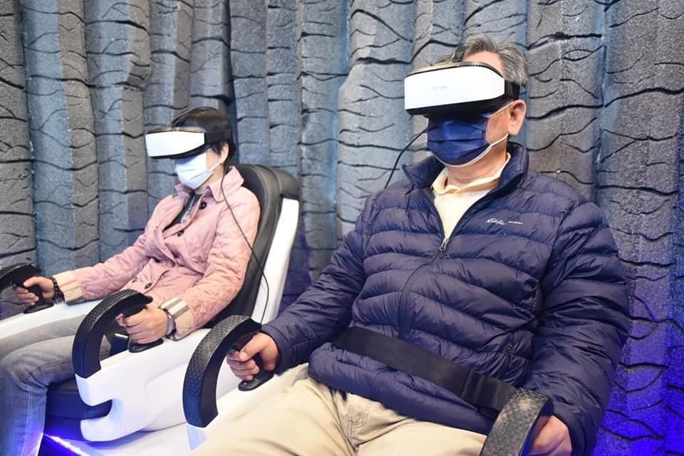 澎湖縣長及議長親自體驗VR動感座椅