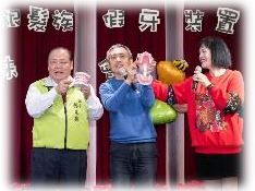 老人假牙餐會-牙醫師及縣長教導正確潔牙方式