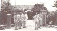 日治時期,明治34年(西元1901年)澎湖設廳,於八罩(望安)設立網垵支廳,至大正9年(西元1920年)澎湖改郡,改設望安分室,迨於大正15年(西元1920年)澎湖恢復設廳,設置望安支廳,照片即為支廳原貌。(相片摘自澎湖島大觀)